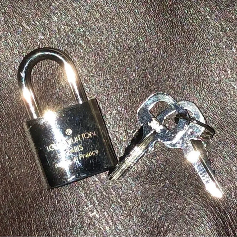 LOUIS VUITTON Palladium Lock and Key Silver Padlock Rare LV #304